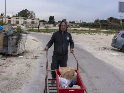 ...incontriamo Giovanni, un pescatore intento a portare a mano un carretto carico di spazzatura